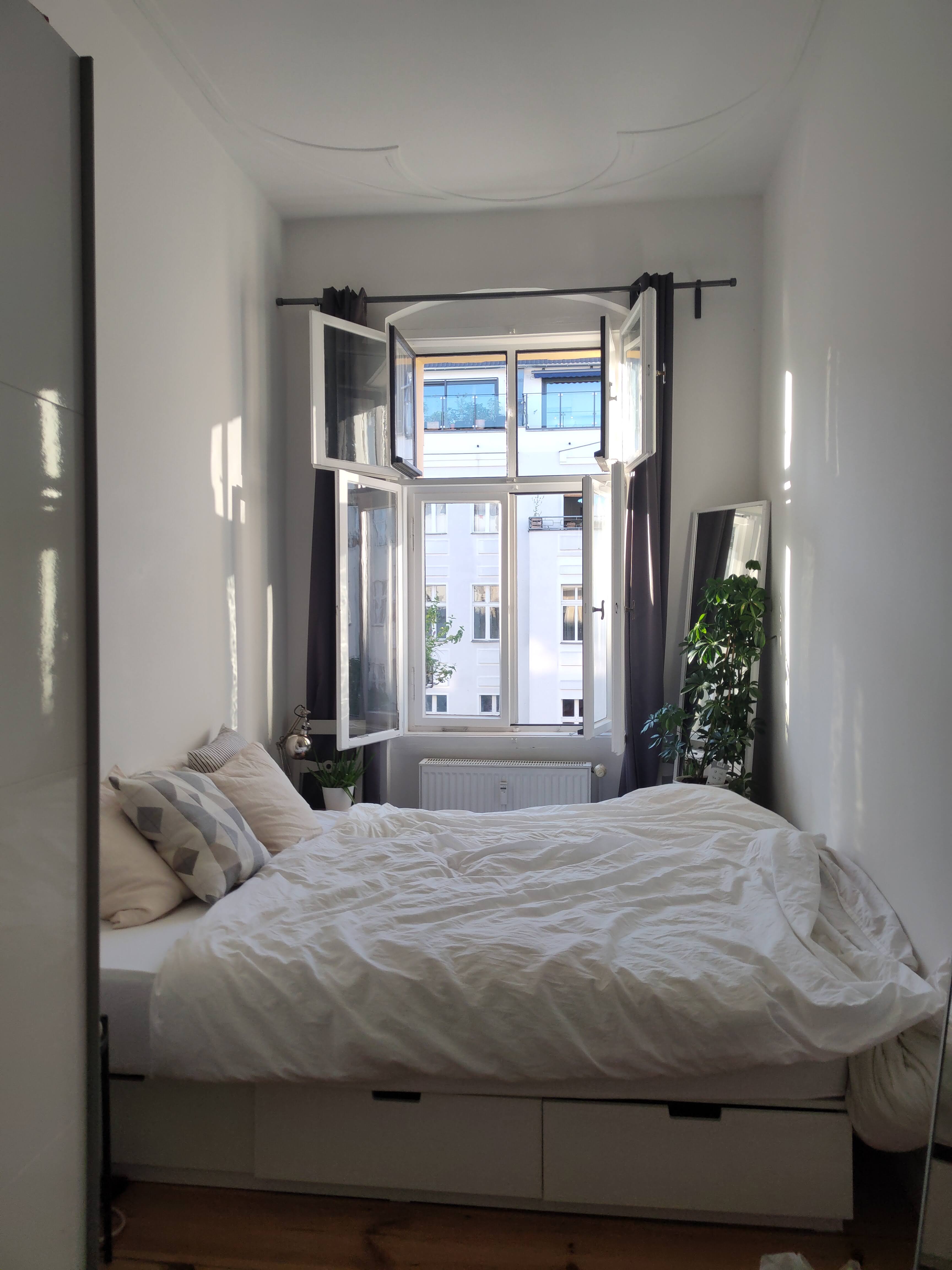 Schlafzimmer mit Altbaufenster